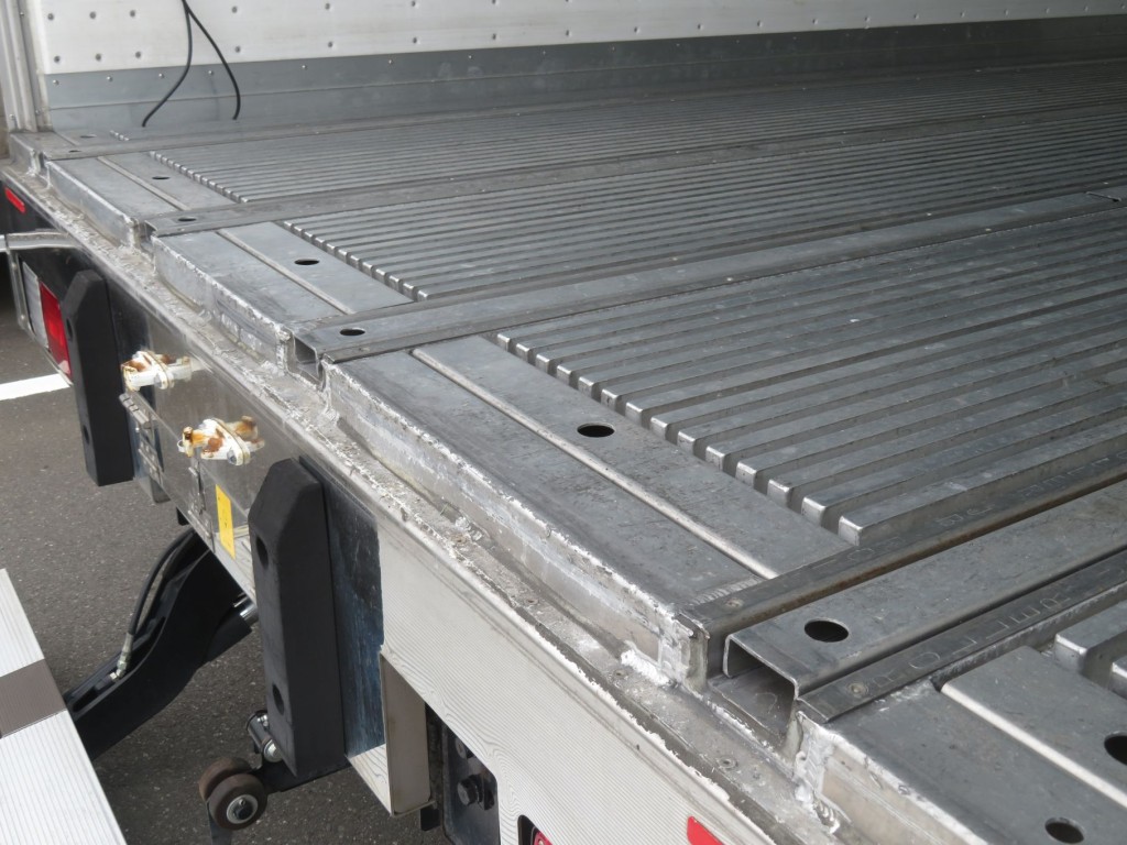 床はI型キーストンでジョロダーレールは4列付いています。|日野 レンジャー 2KG-FD2ABG(2WD)の写真12