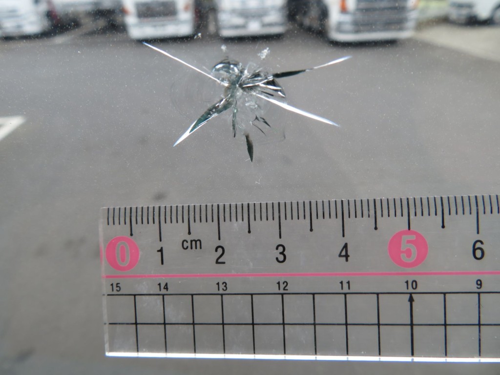 フロントガラス運転席側に飛び石跡があります。|日野 レンジャー 2KG-FD2ABG(2WD)の写真15