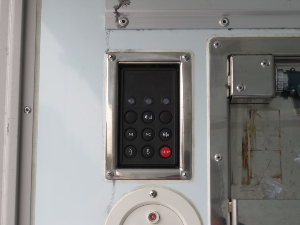 エアサスコントローラーは庫内にもあります。|日野 レンジャー 2KG-FD2ABG(2WD)の写真18