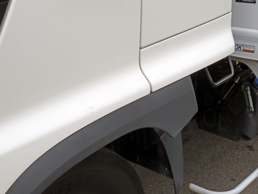 助手席ドア下部に細かいキズがあります。|日野 レンジャー 2KG-FD2ABG(2WD)の写真34