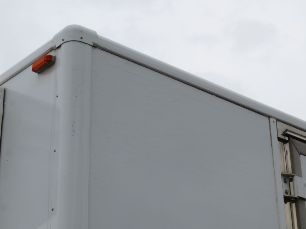 側面パネル上部に細かい線キズが複数あります。|日野 レンジャー 2KG-FD2ABG(2WD)の写真36