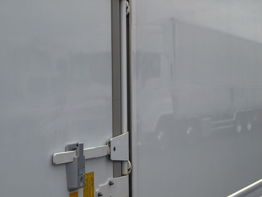 側面パネルのサイドドア付近に線キズがあります。|日野 レンジャー 2KG-FD2ABG(2WD)の写真37