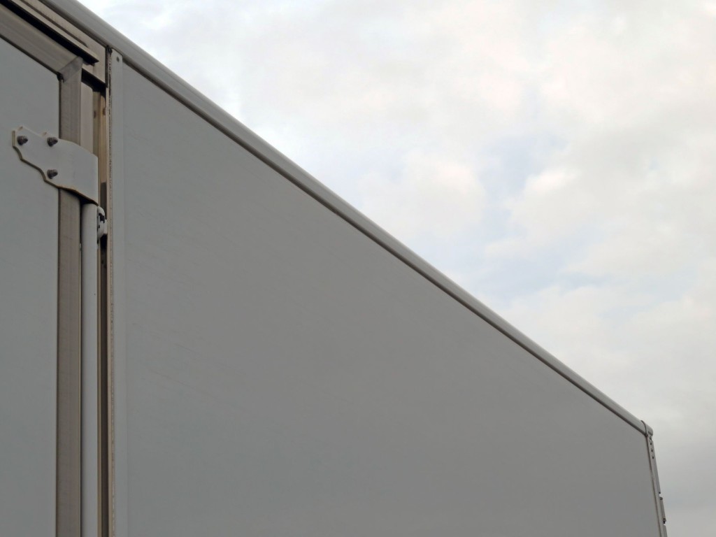 側面パネル上部後方に細かい線キズが複数あります。|日野 レンジャー 2KG-FD2ABG(2WD)の写真38