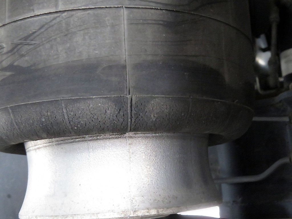 エアサスのベローズにヒビが入っています。|日野 レンジャー 2KG-FD2ABG(2WD)の写真41