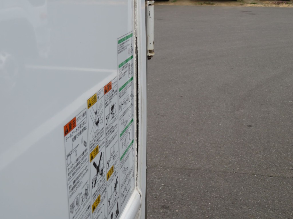助手席側側面パネル後端の枠が外側に膨らんでいます。|日野 レンジャー 2KG-FD2ABG(2WD)の写真42