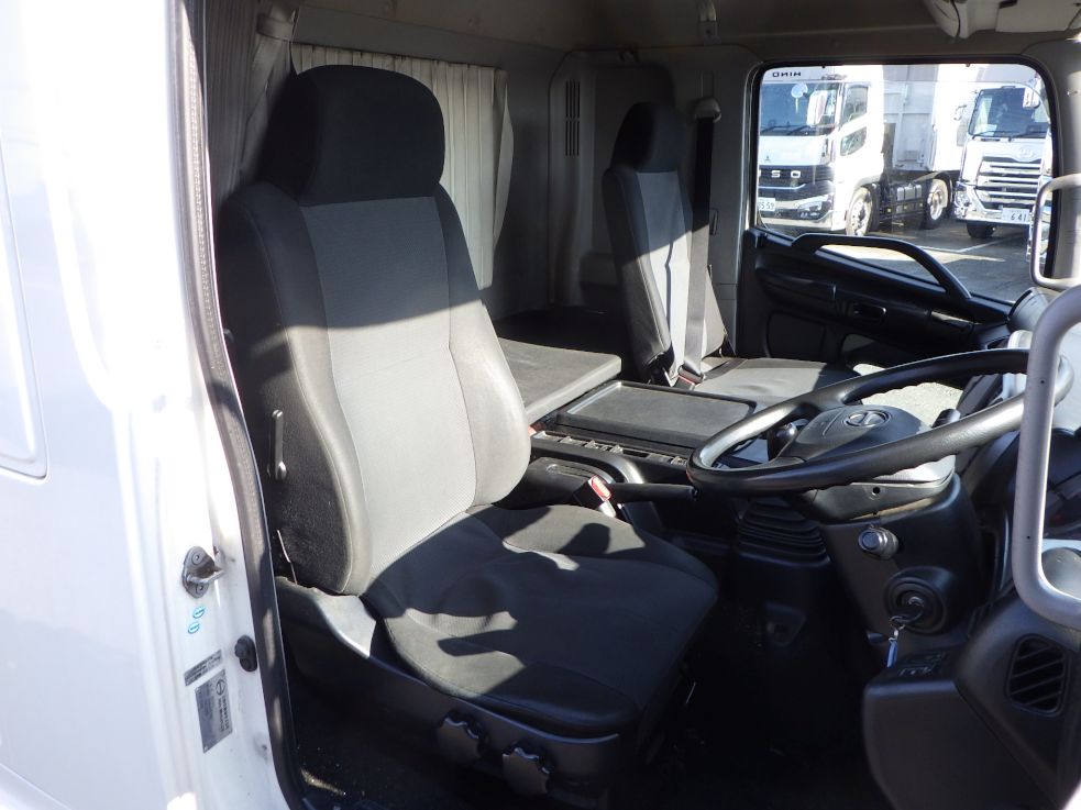 乗車定員は2名です。|日野 レンジャー TKG-FD7JLAA(2WD)の写真6