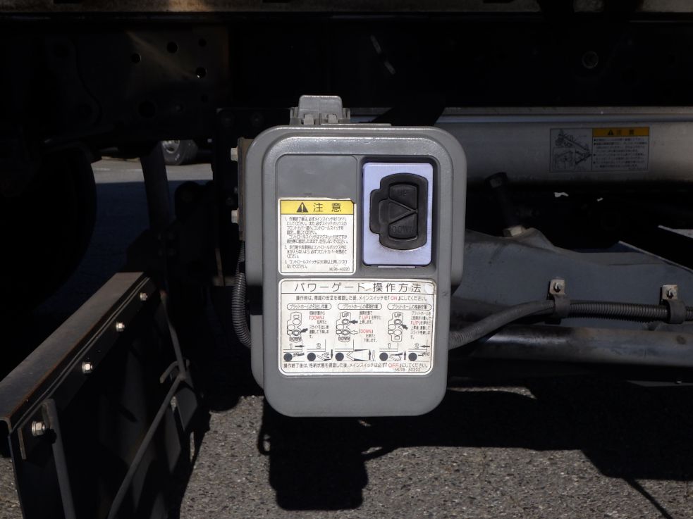 ゲートの操作スイッチです。|日野 レンジャー TKG-FD7JLAA(2WD)の写真14