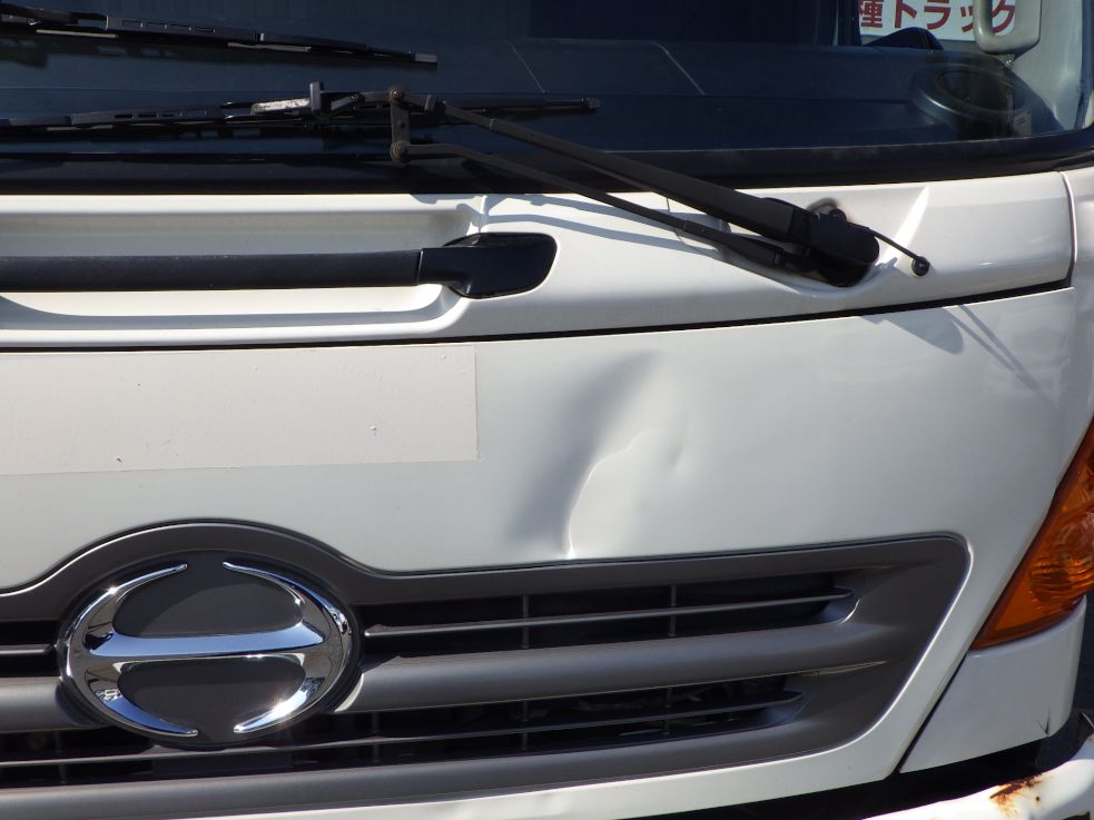 フロントパネルにヘコミがあります。|日野 レンジャー TKG-FD7JLAA(2WD)の写真28