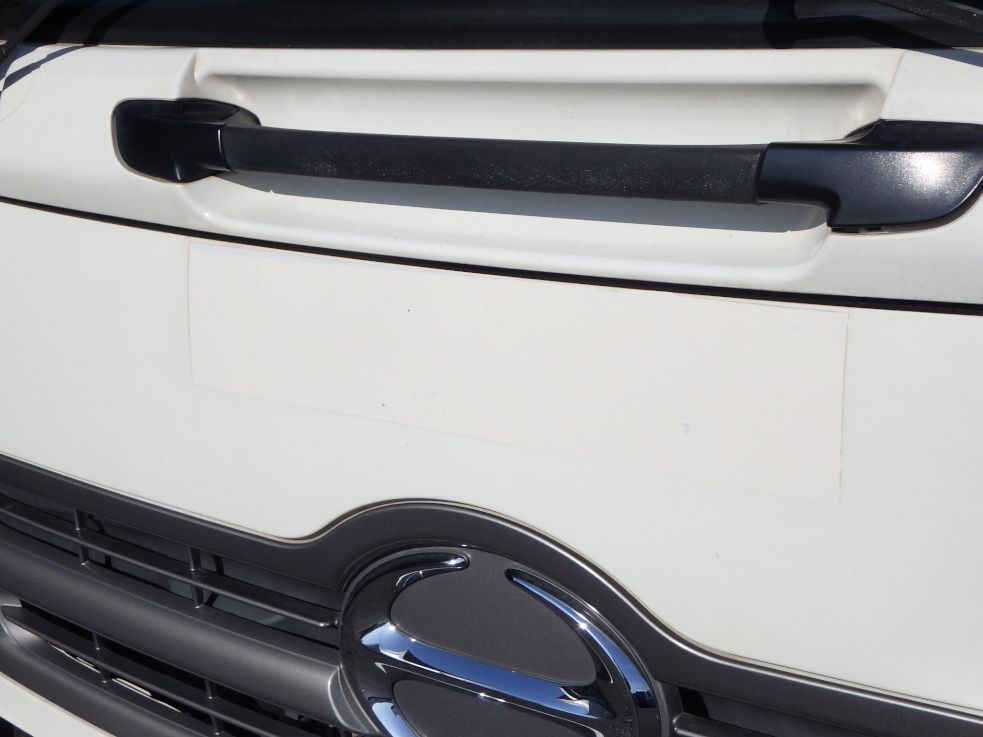 フロントパネルに塗装跡があります。|日野 レンジャー TKG-FD7JLAA(2WD)の写真29