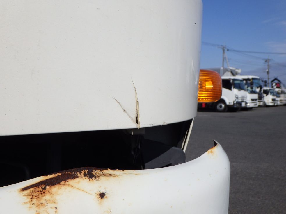 助手席側コーナーパネルに割れがあります。|日野 レンジャー TKG-FD7JLAA(2WD)の写真30