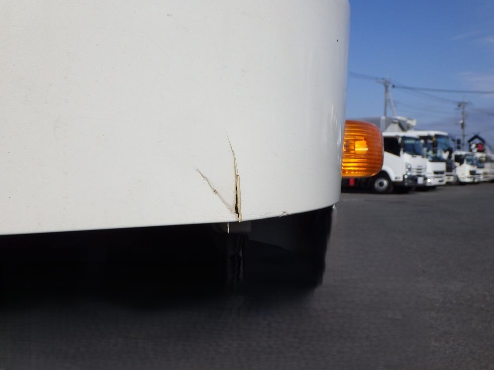 助手席側コーナーパネルに割れがあります。|日野 レンジャー TKG-FD7JLAA(2WD)の写真30