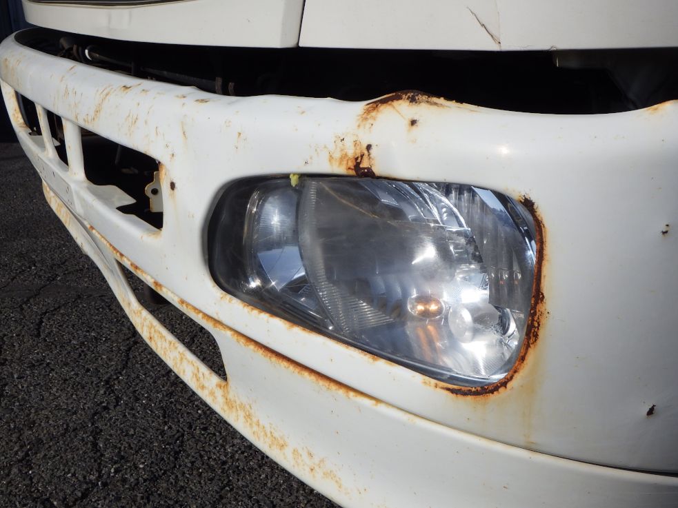 フロントバンパーにキズ・サビ・ヘコミ・曲がりがあります。|日野 レンジャー TKG-FD7JLAA(2WD)の写真31