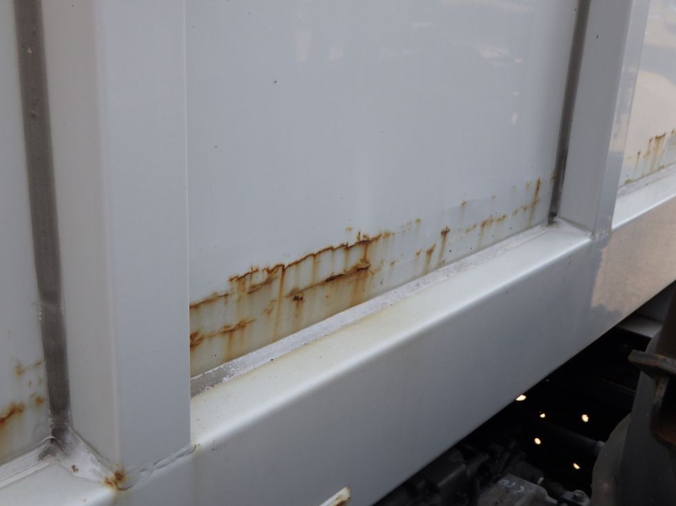 プロテクター前面にサビ・凸があります。|日野 レンジャー TKG-FD7JLAA(2WD)の写真34