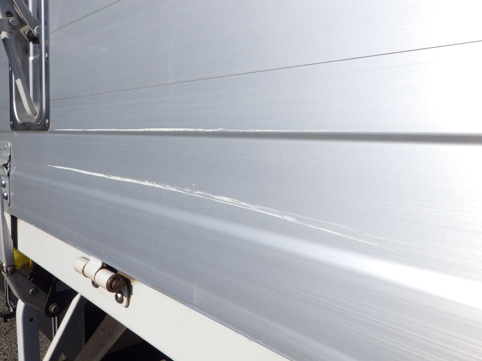 左右のアオリにスレがあります。|日野 レンジャー TKG-FD7JLAA(2WD)の写真36