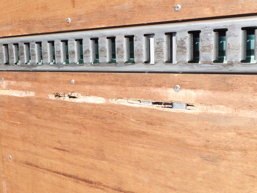 荷台ベニヤ板に削れ・穴があります。|日野 レンジャー TKG-FD7JLAA(2WD)の写真42