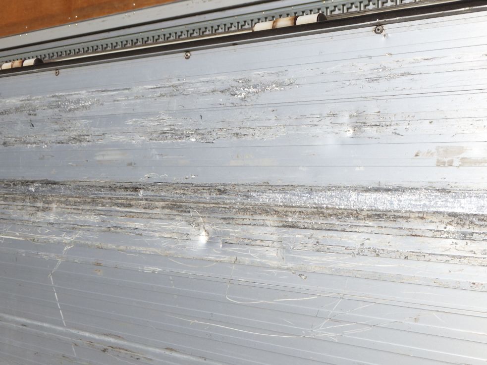 アオリ内側にキズ・ヘコミがあります。|日野 レンジャー TKG-FD7JLAA(2WD)の写真43