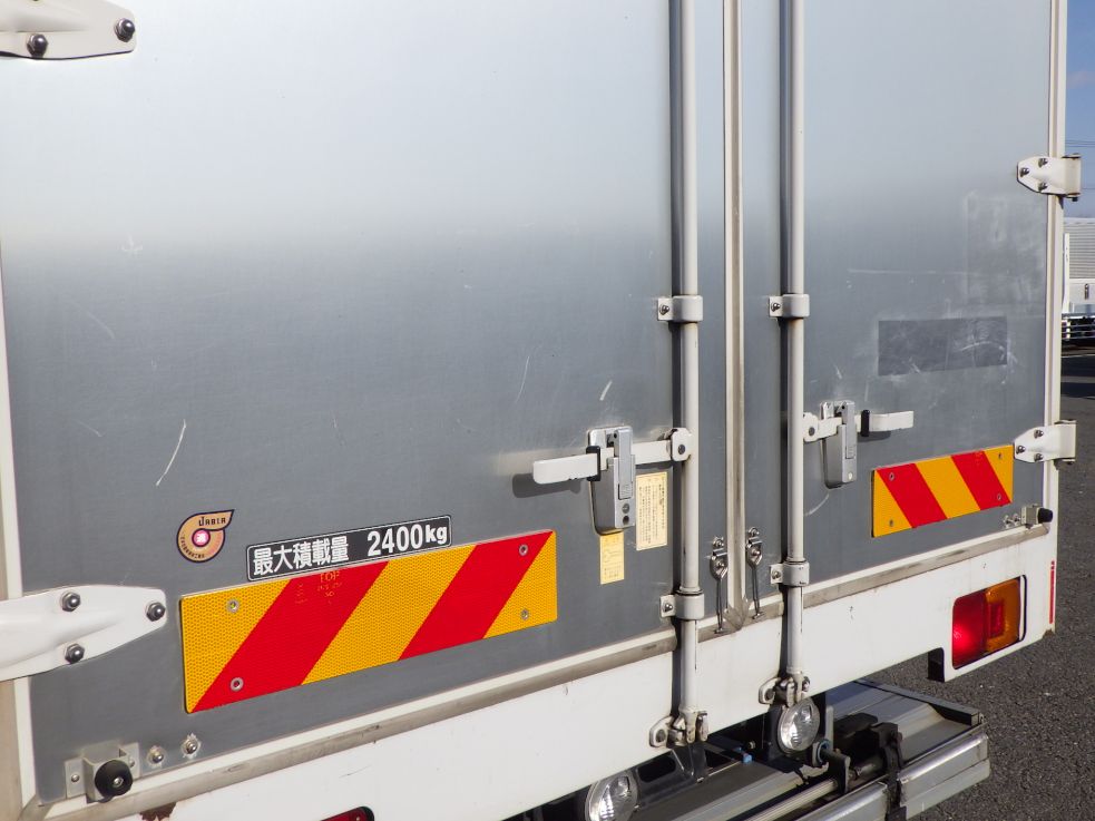 リヤ扉にスレ・看板跡があります。|日野 レンジャー TKG-FD7JLAA(2WD)の写真45