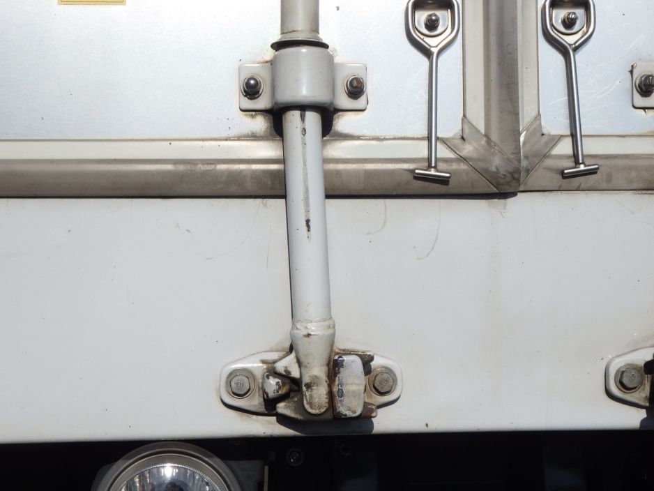 助手席側ハンマーロック下側に曲がりがあります。|日野 レンジャー TKG-FD7JLAA(2WD)の写真47