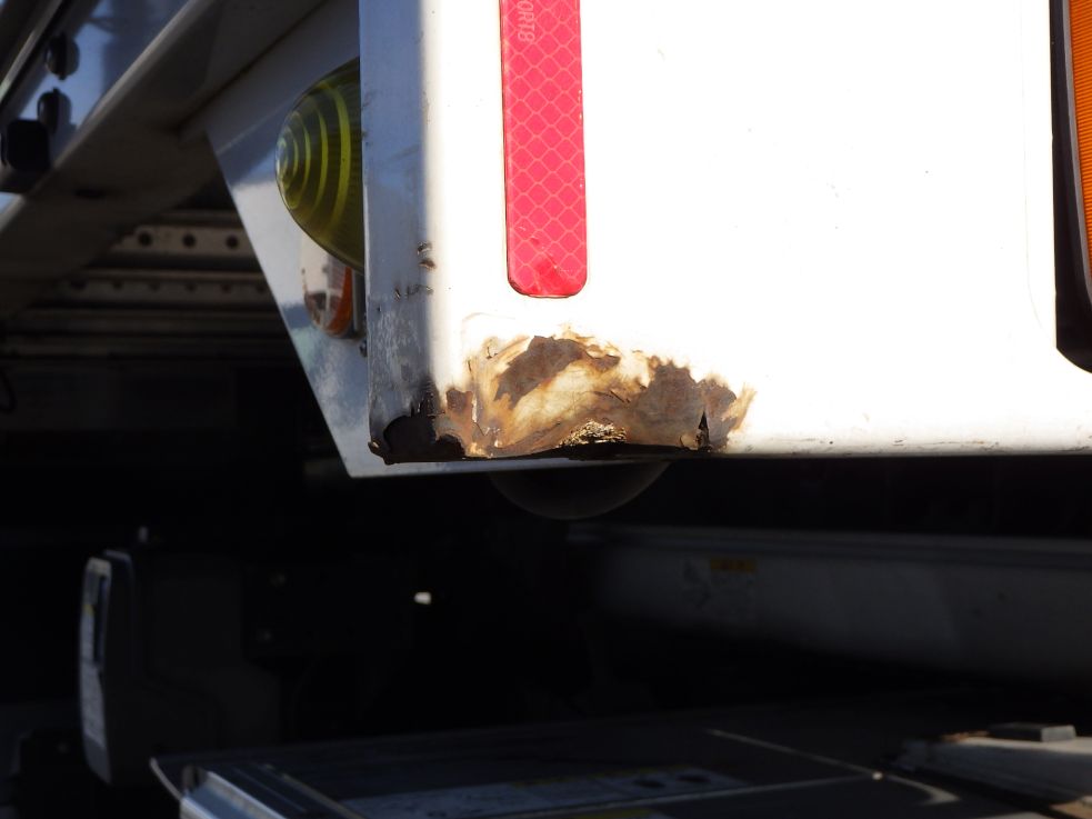 化粧板の両サイドにキズ・サビ・ヘコミがあります。|日野 レンジャー TKG-FD7JLAA(2WD)の写真49