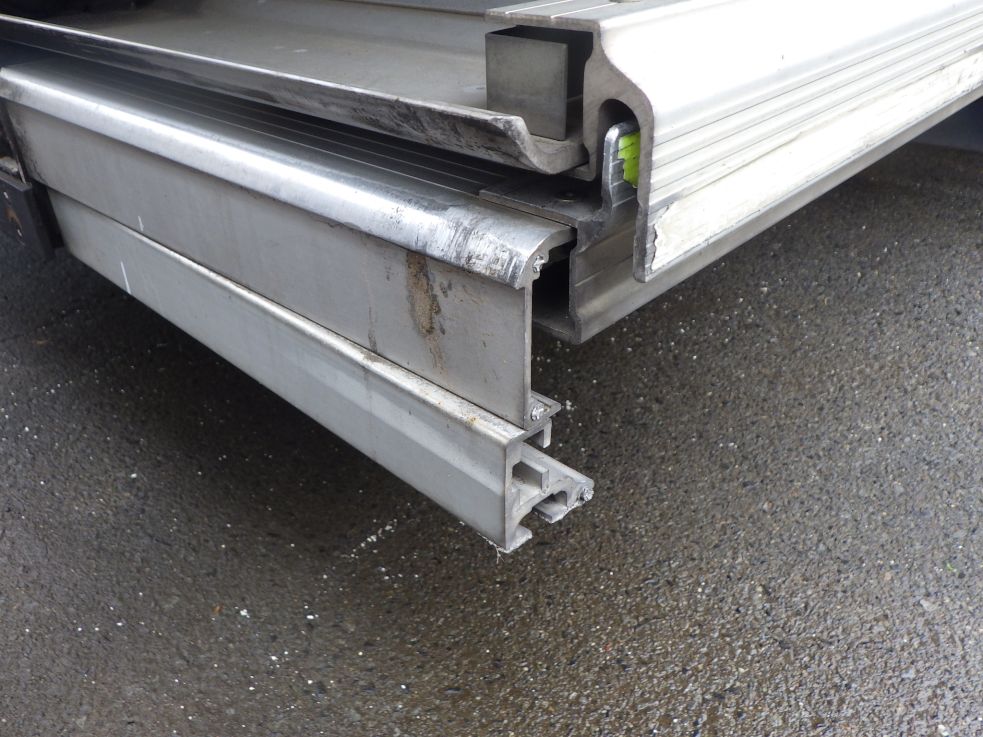 ゲートの運転席側にキズ・ヘコミ・カバーの欠損があります。|日野 レンジャー TKG-FD7JLAA(2WD)の写真50