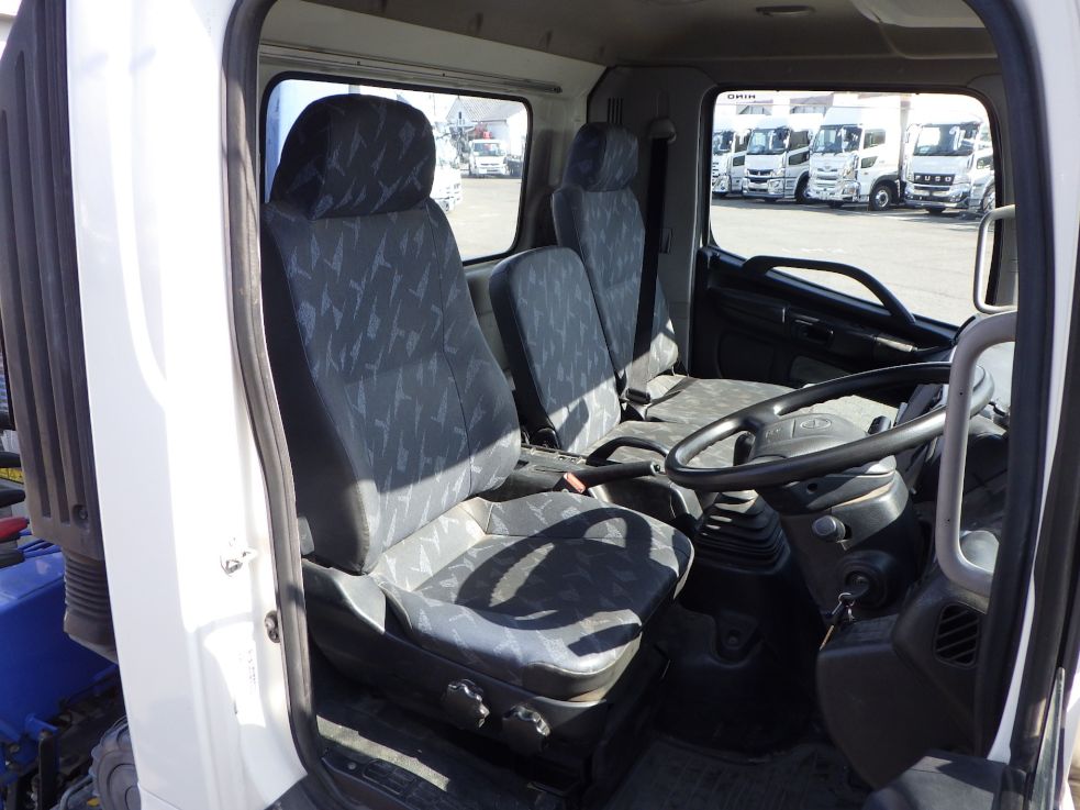 乗車定員は３名です。|日野 レンジャー TKG-FC9JKAP(2WD)の写真6