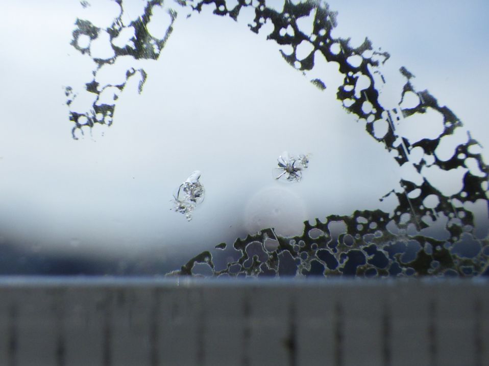 フロントガラスに飛び石キズがあります。|日野 レンジャー TKG-FC9JKAP(2WD)の写真17