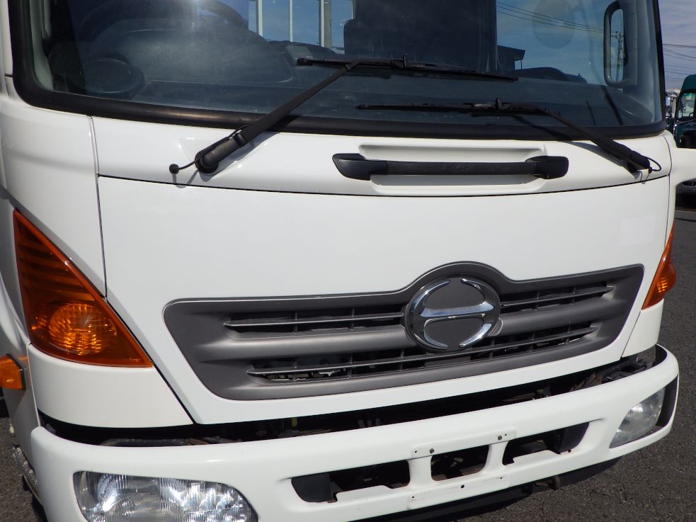 フロントパネルに塗装跡があります。|日野 レンジャー TKG-FC9JKAP(2WD)の写真28