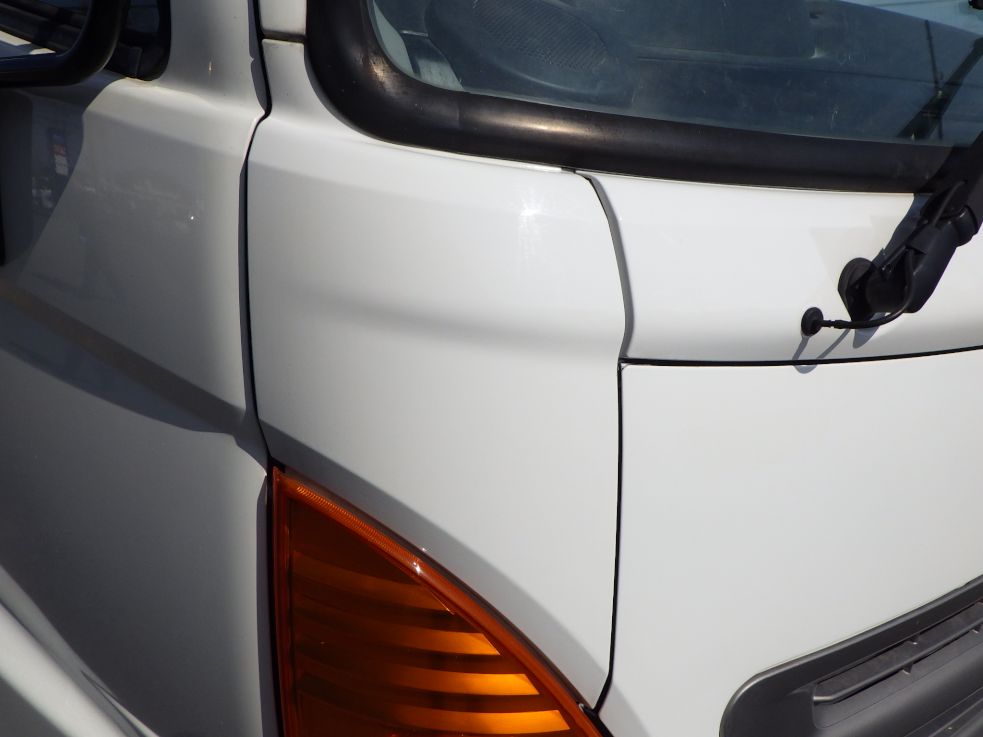 運転席側コーナーパネルに塗装跡があります。|日野 レンジャー TKG-FC9JKAP(2WD)の写真29