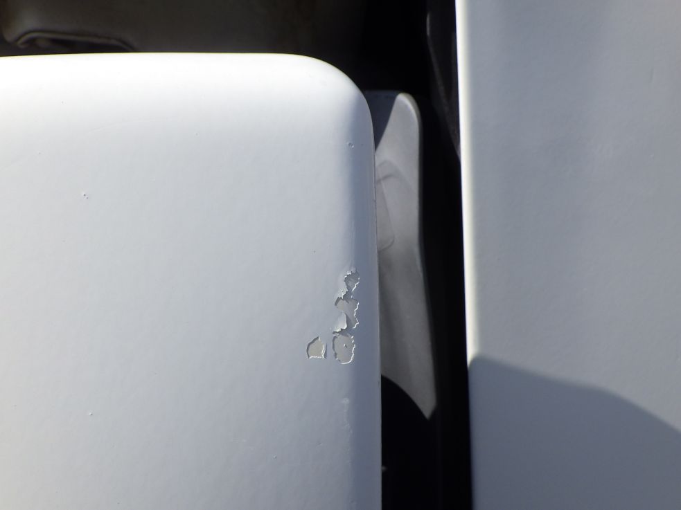 フロントバンパーの両サイドに塗装の剝がれがあります。|日野 レンジャー TKG-FC9JKAP(2WD)の写真30