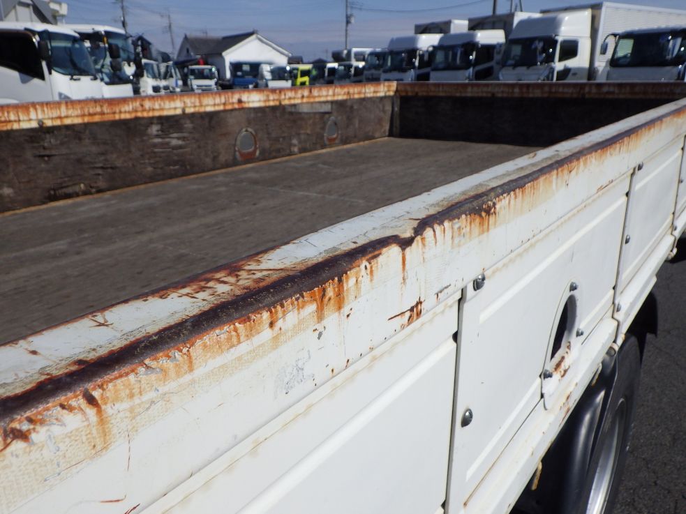 左右のアオリにキズ・サビ・ヘコミがあります。|日野 レンジャー TKG-FC9JKAP(2WD)の写真32