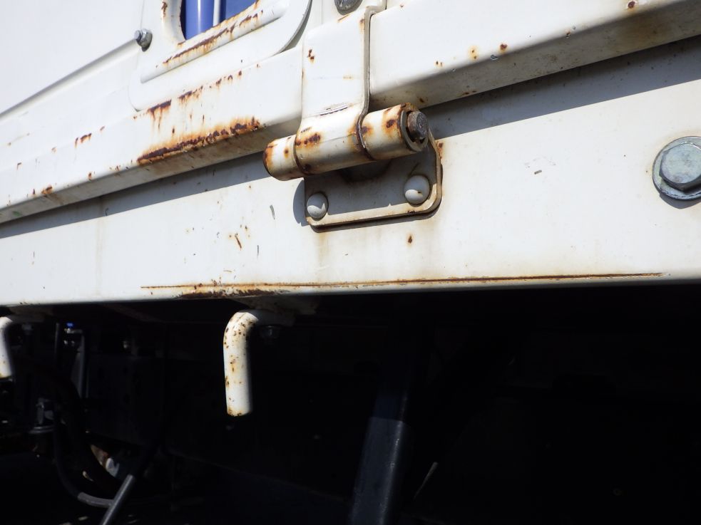 左右のサイドレールにキズ・サビがあります。|日野 レンジャー TKG-FC9JKAP(2WD)の写真34