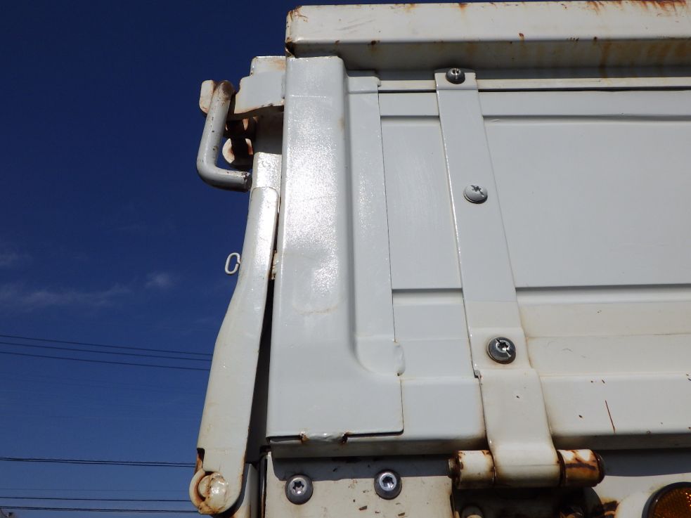 ボディー後方の両サイドに塗装跡があります。|日野 レンジャー TKG-FC9JKAP(2WD)の写真35