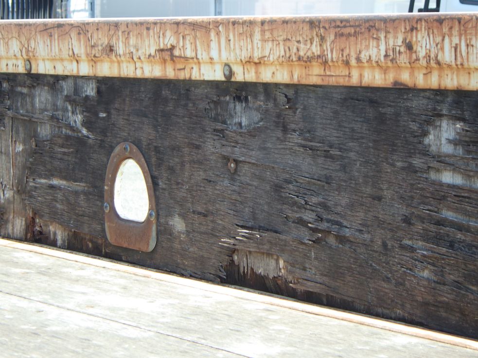 荷台ベニヤ板に削れ・割れがあります。|日野 レンジャー TKG-FC9JKAP(2WD)の写真42