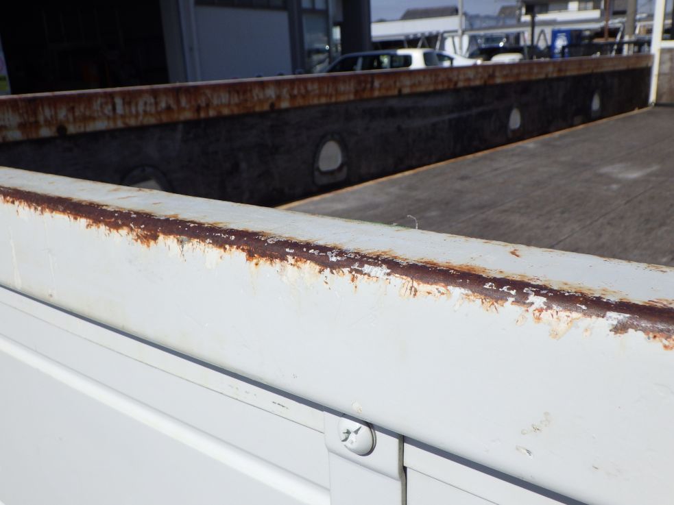 リヤアオリにキズ・サビがあります。|日野 レンジャー TKG-FC9JKAP(2WD)の写真43