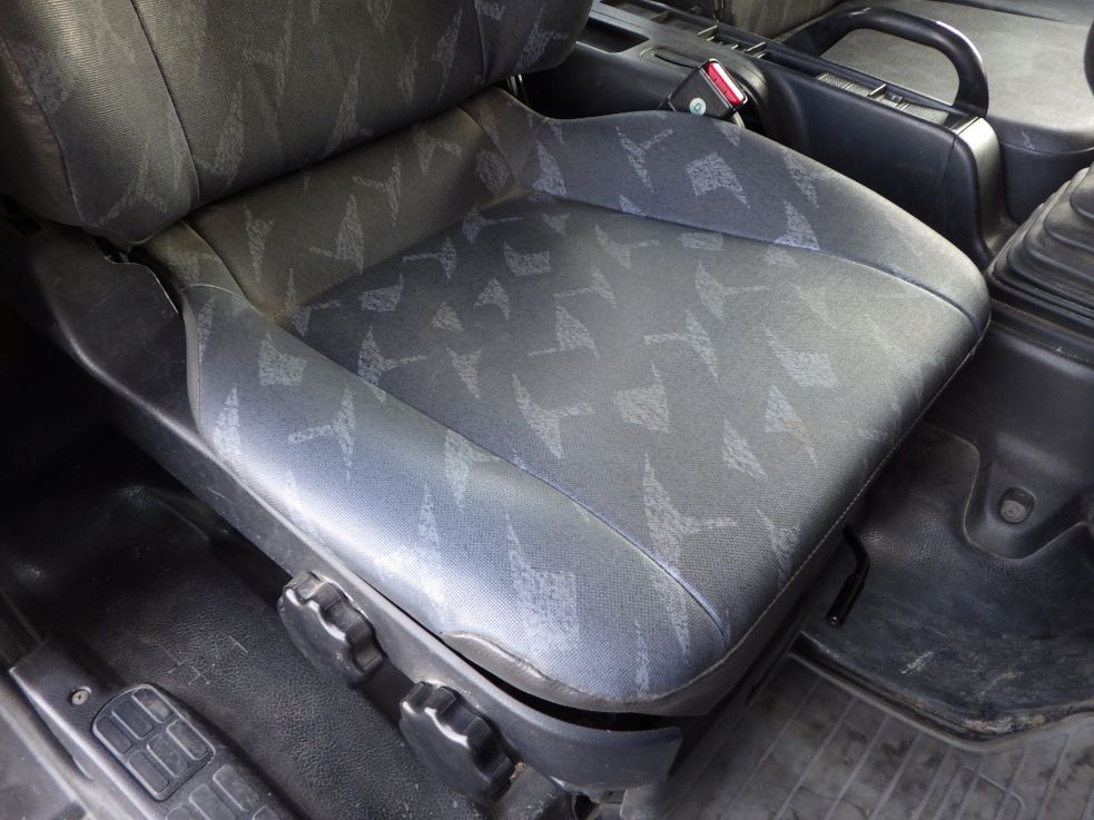 運転席座面にヘタリがあります。|日野 レンジャー TKG-FC9JKAP(2WD)の写真45