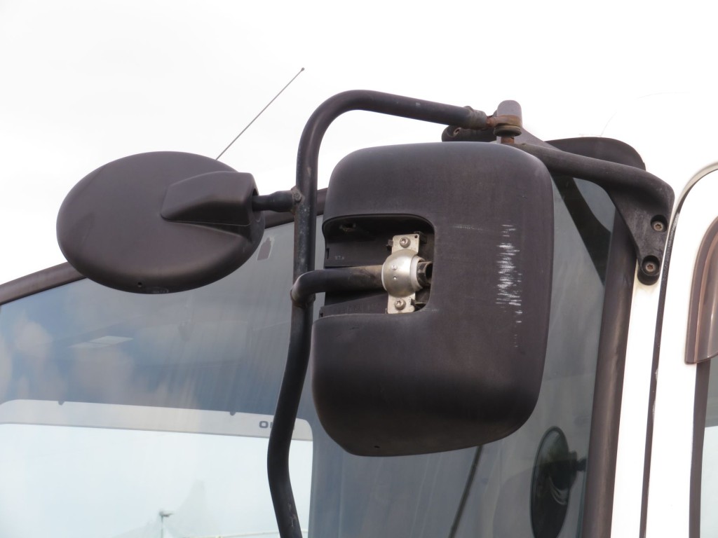 助手席側サイドミラーカバーにキズがあります。|日野 レンジャー TKG-FC9JKAP(2WD)の写真14