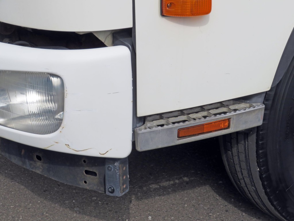 フロントバンパー助手席側にキズがあります。|日野 レンジャー TKG-FC9JKAP(2WD)の写真15