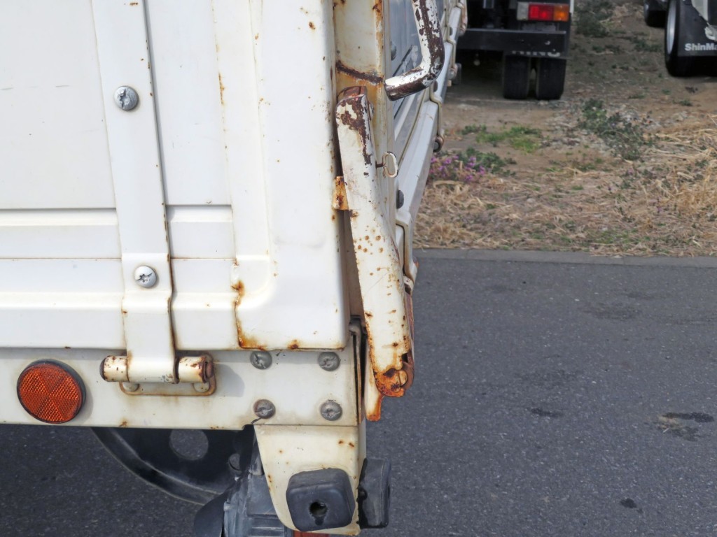 助手席側あおりの後方ロック部に曲がりがあります。|日野 レンジャー TKG-FC9JKAP(2WD)の写真21