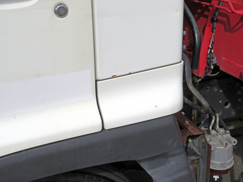 助手席側クォーターパネル下部に小サビがあります。|日野 レンジャー TKG-FC9JKAP(2WD)の写真34