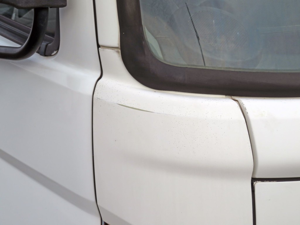 運転席側コーナーパネルにキズがあります。|日野 レンジャー TKG-FC9JKAP(2WD)の写真37