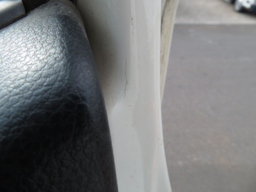 運転席ドアの内側パネルにヒビがあります。|日野 レンジャー TKG-FC9JKAP(2WD)の写真40