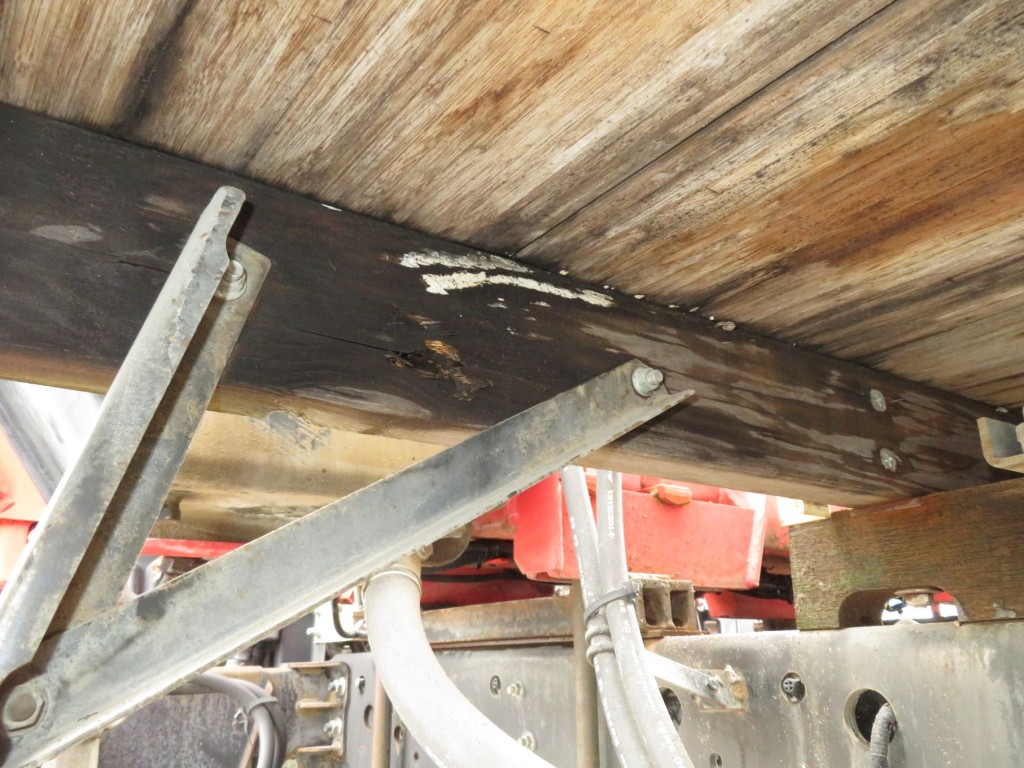 横ネタ助手席側最前部に割れ箇所があります。|日野 レンジャー TKG-FC9JKAP(2WD)の写真47