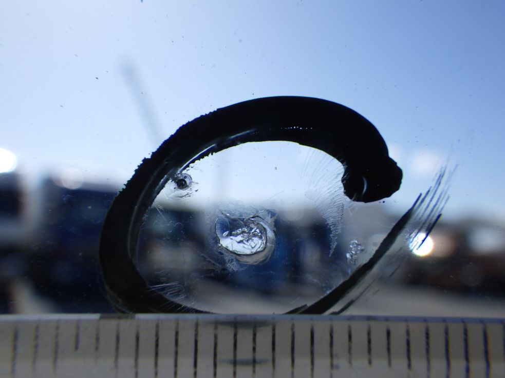 フロントガラスに飛び石キズがあります。|日野 レンジャー TPG-FD7JLAA(2WD)の写真12