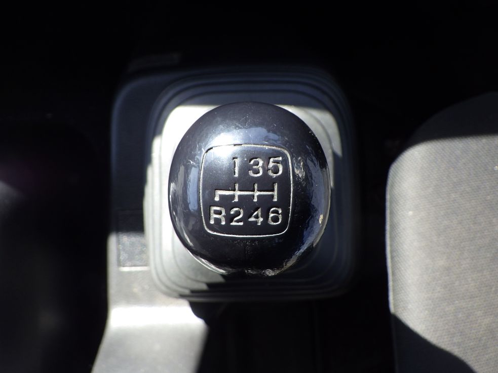 MT６速です。|日野 レンジャー TPG-FD7JLAA(2WD)の写真15