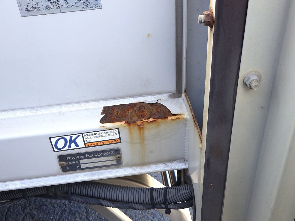 プロテクター前面にサビ・凸があります。|日野 レンジャー TPG-FD7JLAA(2WD)の写真28