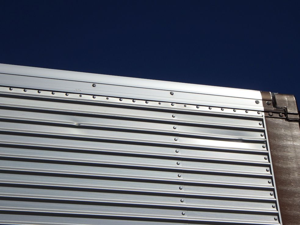 助手席側コルゲートにキズ・ヘコミがあります。（運転席側にもあります）|日野 レンジャー TPG-FD7JLAA(2WD)の写真29