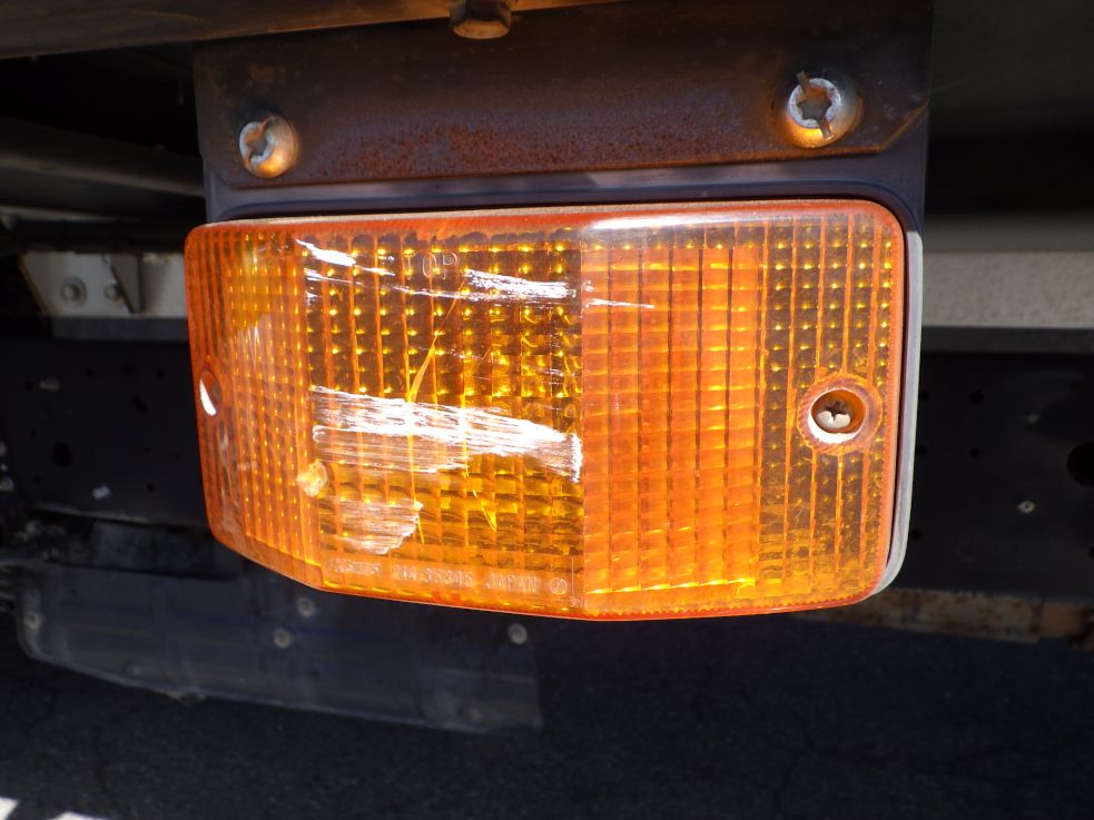 ボディーの助手席側ウインカーにヒビがあります。|日野 レンジャー TPG-FD7JLAA(2WD)の写真35