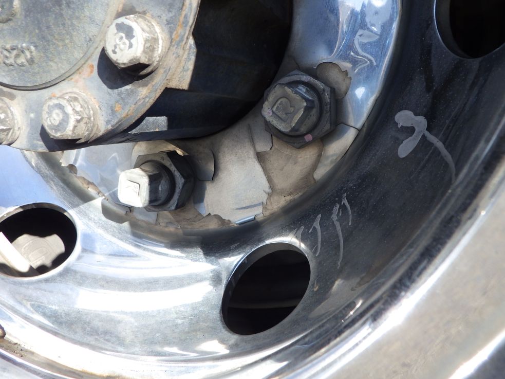 各ホイールにメッキの剝がれがあります。|日野 レンジャー TPG-FD7JLAA(2WD)の写真40