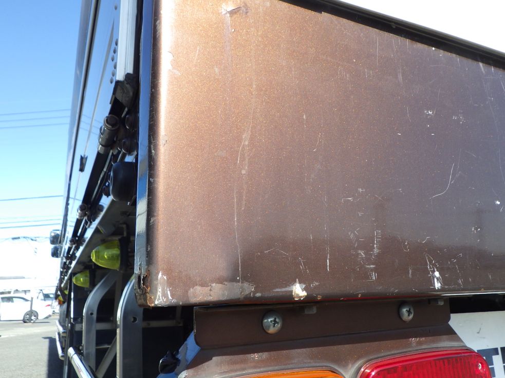 化粧板の両サイドにキズ・ヘコミがあります。|日野 レンジャー TPG-FD7JLAA(2WD)の写真47