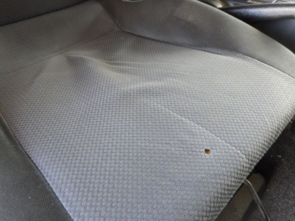 運転席座面にヘタリ・穴があります。|日野 レンジャー TPG-FD7JLAA(2WD)の写真49